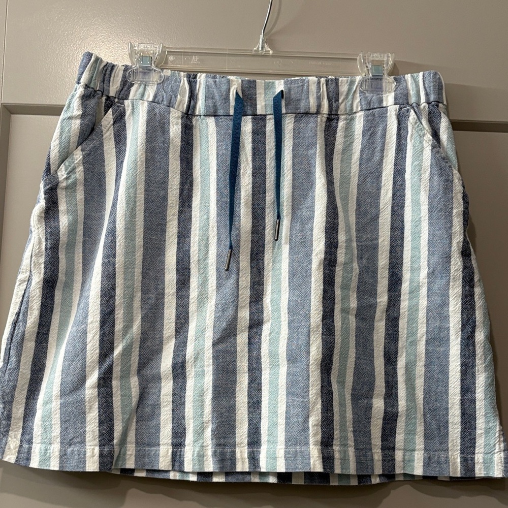 Aventura  skirt, small side slits, front pockets, drawstring waist.